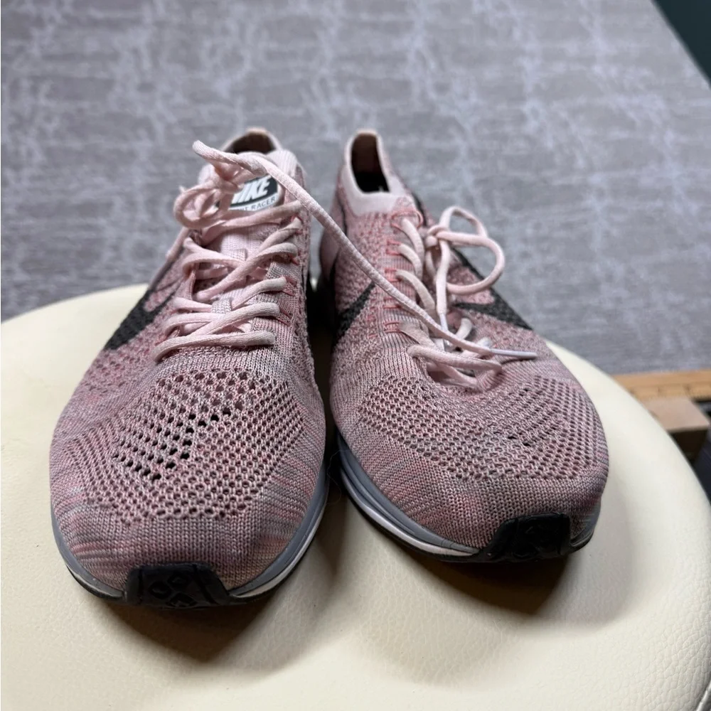 Nike Flyknit Racer Strawberry Running Shoe Pink Grey Women Size 7 - Picture 2 of 8